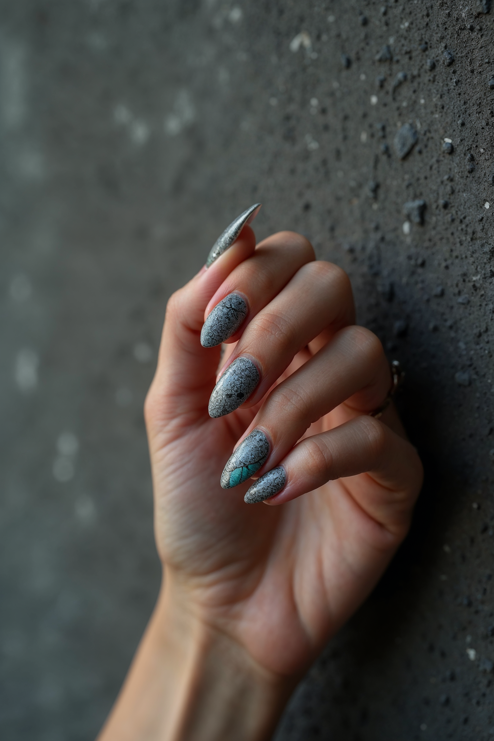 Beton desenli tırnak sanatı gerçek beton duvara karşı reverse French buz mavisi detay